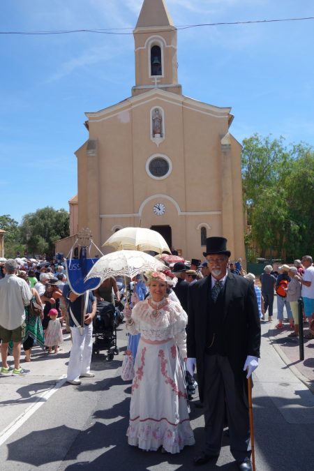 Devant l’église